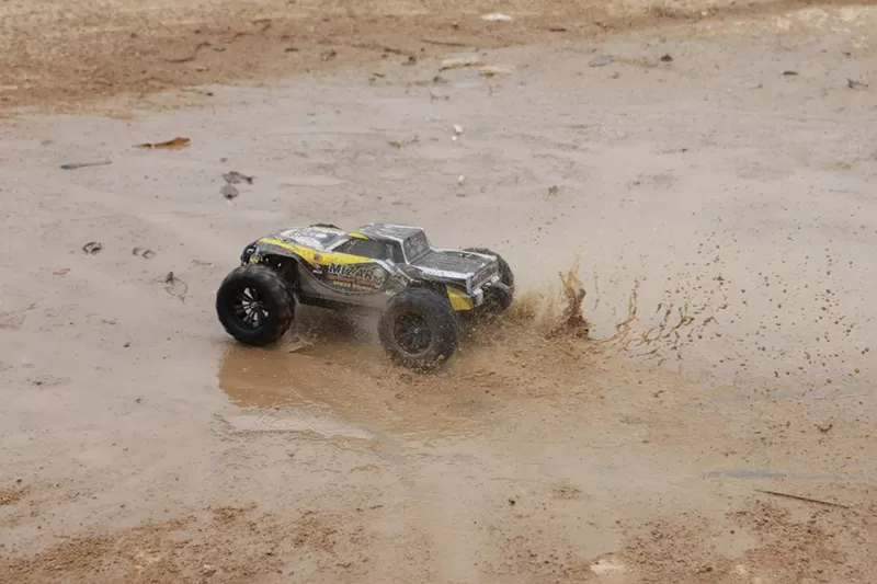 شاحنة تحكم عن بعد كهربائية للطرق الوعرة رباعية العجلات 10 مقياس 4 عجلات عالية السرعة RTR # RH1071