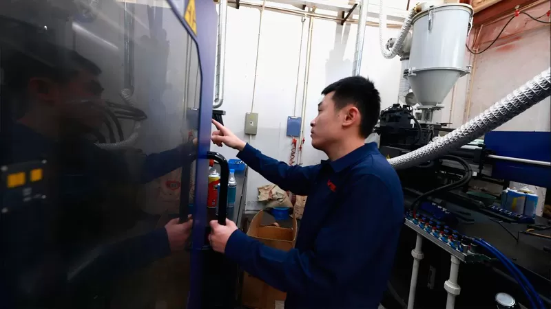 فريق قسم البلاستيك والمعادن