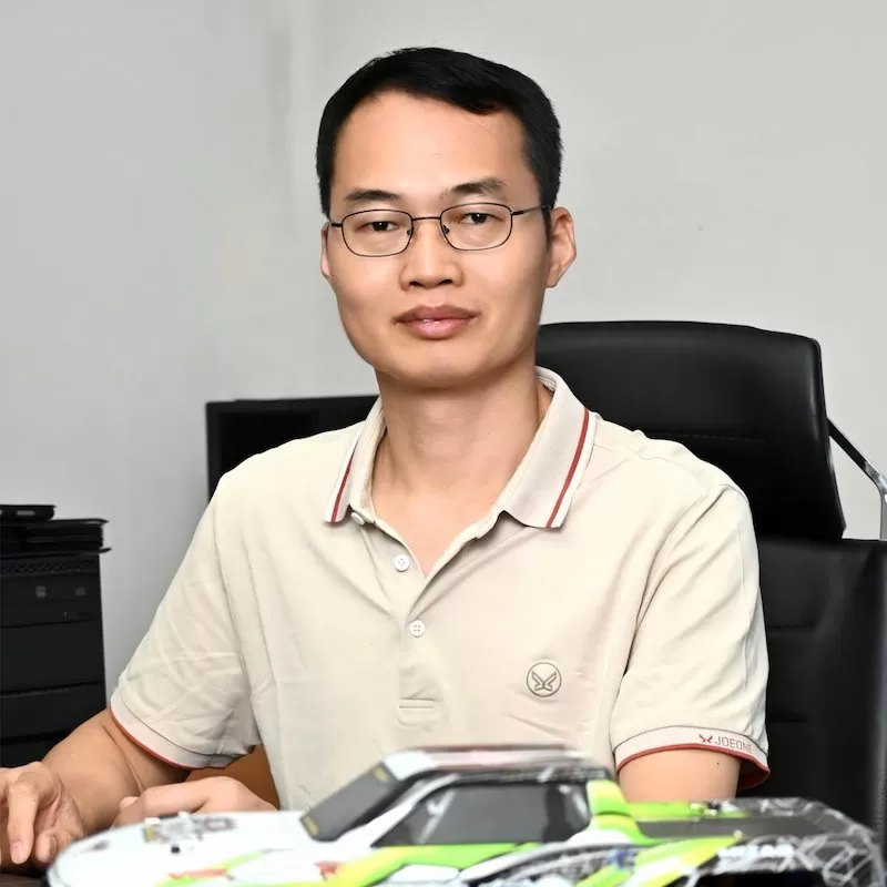 مؤسس علامة السباق VRX